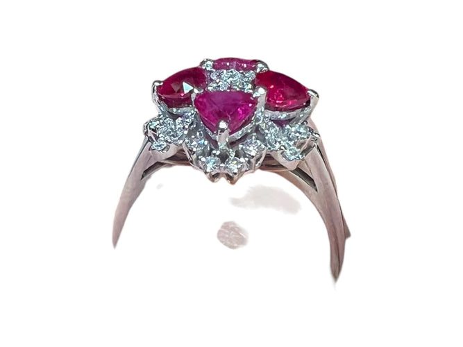 Bague 57 Bague en or blanc 4  rubis taillés en coeur  et pavage de diamants 58 Facettes 7825 A