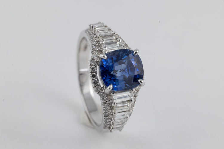 Bague 55 Bague en or gris sertie d'un saphir Ceylan non-chauffé taille coussin de 3,80 carats 58 Facettes 227498