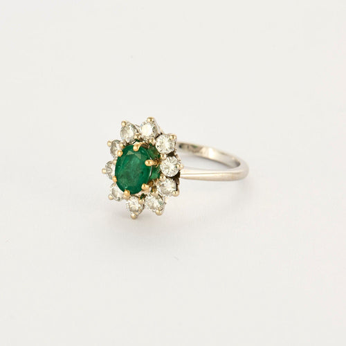 Bague 55 Bague Marguerite or gris et jaune, diamants et émeraude 58 Facettes 250256