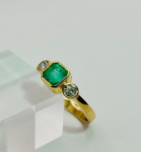 Bague 54 Bague en or avec une émeraude et des diamants 58 Facettes 50283