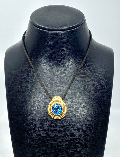 Pendentif Pendentif en or jaune et topaze bleue 58 Facettes AB355