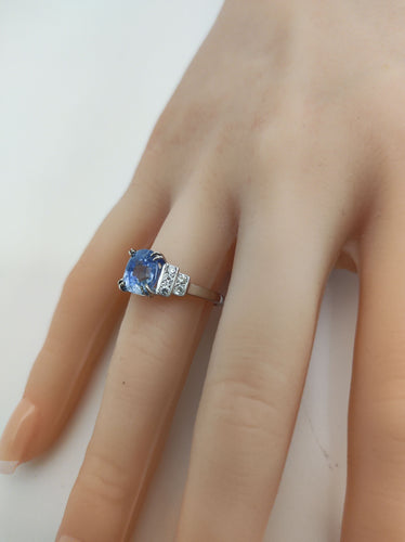 Bague 53.5 Bague pierre bleue ovale entourage de diamants en or gris 18k 58 Facettes LP1800