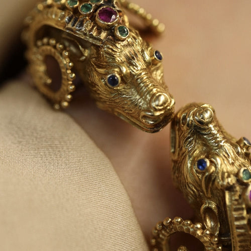 Bracelet Bracelet jonc Zolotas "Tetes de Belier" en or jaune 18K avec emeraudes, saphirs et rubis - 73,30 g 58 Facettes FB10527