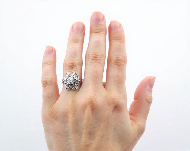 Bague 48 Anello en or blanc 18k et diamants 58 Facettes