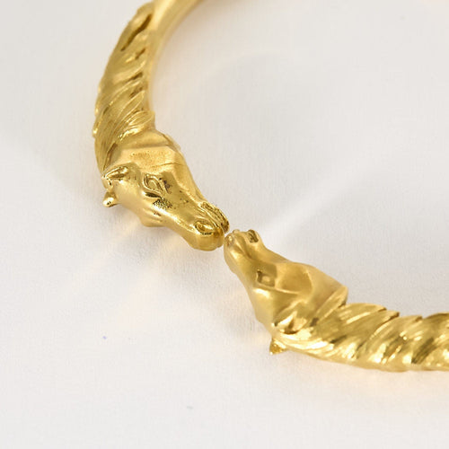 Bracelet Bracelet jonc ouvert en or jaune à motif de têtes de cheval 58 Facettes VES0548