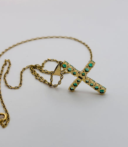 Pendentif Pendentif croix en or jaune avec émeraudes naturelles 58 Facettes 50141