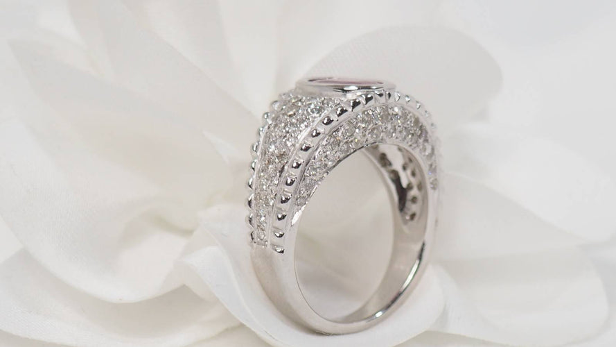 Bague 57 Bague Jonc en or blanc, rubis ovale et diamants 58 Facettes F4832