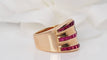 Bague Bague des années 40 en or, diamants et pierres rouges calibrées 58 Facettes 28082