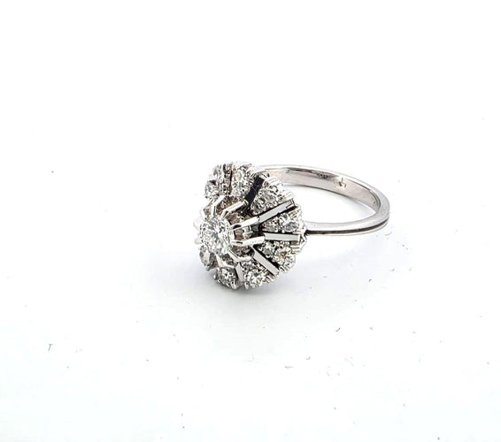 Bague 53 Bague en or blanc avec diamant central et diamants environnants 58 Facettes