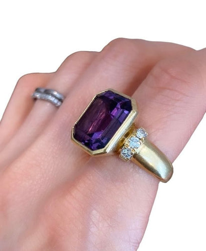 Bague 55 Importante bague, en or jaune, améthyste et diamants 58 Facettes