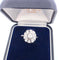 Bague en or blanc avec diamant central et diamants environnants