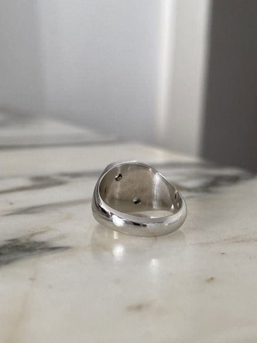 Bague 47 Bague chevalière en or blanc 18k et diamants 58 Facettes