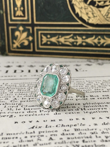 Bague 56 Bague ancienne Art Déco ornée d’émeraudes et diamants en or blanc 18k et platine 58 Facettes