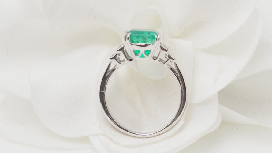 Bague 50 Bague en or blanc, émeraude de Colombie et diamants 58 Facettes 32633