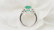 Bague 50 Bague en or blanc, émeraude de Colombie et diamants 58 Facettes 32633