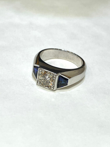 Bague Chevaliére art-déco en or blanc 18 carats , diamant 0,92 carat au centre et saphirs synthétiques 58 Facettes