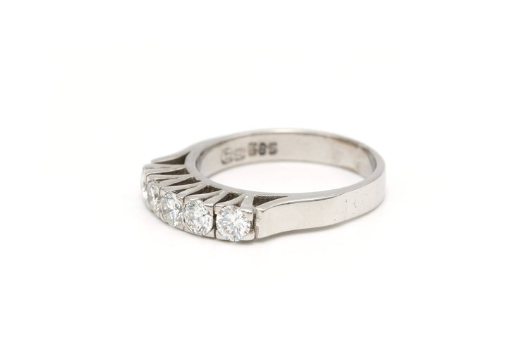 Bague 52 Bague contemporaine en or blanc 14 carats sertie de diamants 58 Facettes 19299
