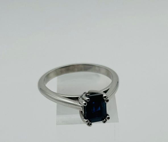 Bague Bague en or avec un saphir central 58 Facettes 50023
