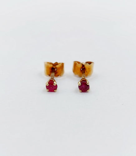Boucles d'oreilles Puces d'oreilles vintage or jaune et rubis 58 Facettes B01014