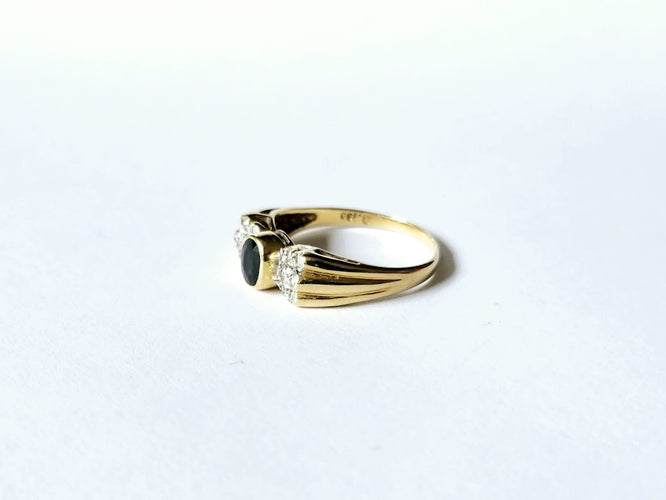 Bague 53 Bague or jaune, saphir et diamants 58 Facettes