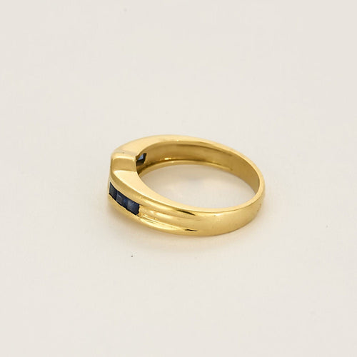 Bague en or jaune, émeraude et saphirs calibrés de synthèse