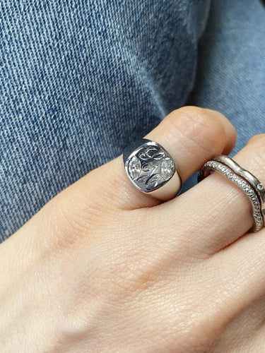 Bague 47 Bague chevalière en or blanc 18k et diamants 58 Facettes
