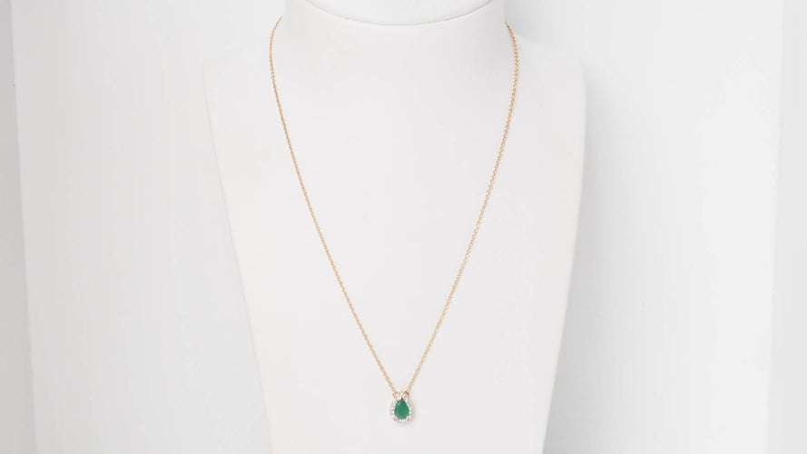 Collier Collier pendentif en or jaune, émeraude et diamants 58 Facettes 31962
