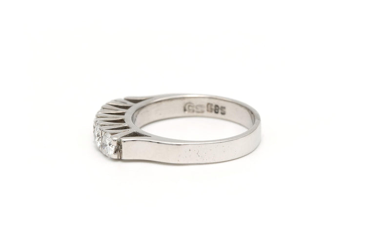 Bague 52 Bague contemporaine en or blanc 14 carats sertie de diamants 58 Facettes 19299