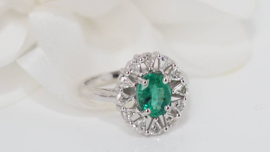 Bague 55 Bague entourage or blanc, émeraude ovale et diamants 58 Facettes F4937