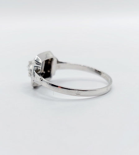 Bague 53 Bague art deco or blanc 18k ornée d'un diamant rond dans une monture géométrique finement travaillée (circa 1930) 58 Facettes A04979