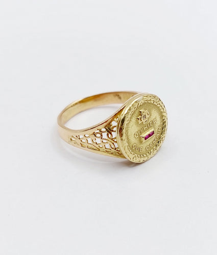 Bague médaille amour or 18k  AUGIS "+ qu'hier - que demain" couronne de lauriers ornée de rubis et de diamant (circa 1958)