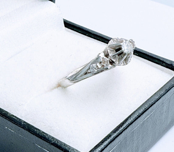 Bague 53 Bague solitaire diamant vintage en or gris 18K 58 Facettes