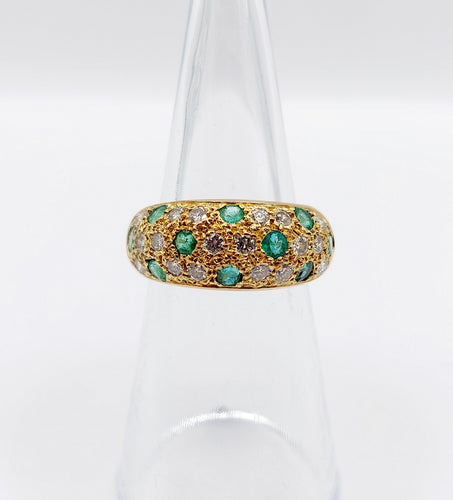 Bague 50 Bague dôme bombée pavée en or 18k et diamants, émeraudes 58 Facettes A06602