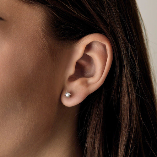 Boucles d'oreilles Boutons d'oreilles en or jaune et diamants 58 Facettes B250536