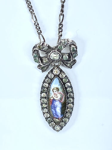 Collier Pendentif et sa chaine en argent : enfant sur email et pierres blanches. Vers 1900 58 Facettes AB386
