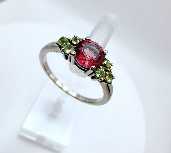 Bague Bague en or blanc de style vintage avec tourmaline ovale et péridots. 58 Facettes 50346