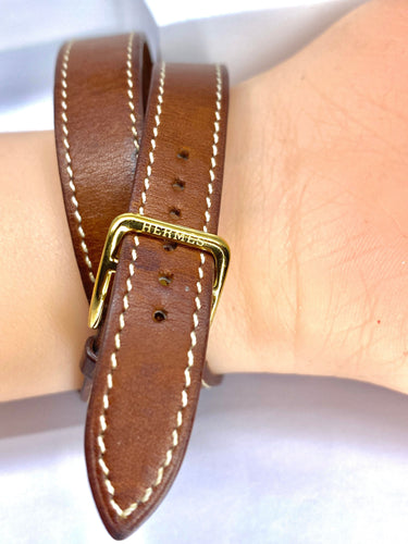 Montre Montre Hermès «  Kelly », cadran PM plaqué or, double tour cuir marron 58 Facettes AB453