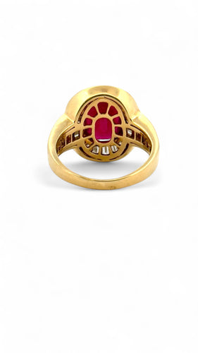 Bague en or jaune 18 carats rubis ovale et diamants baguettes