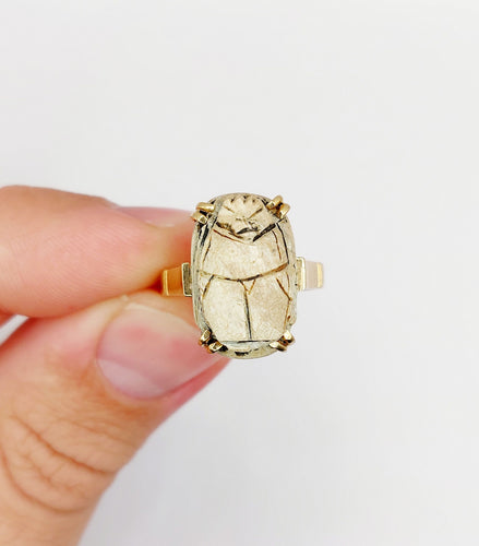 Bague 53.5 Bague cocktail vintage or jaune et scarabée égyptien en pierre dure 58 Facettes A05339