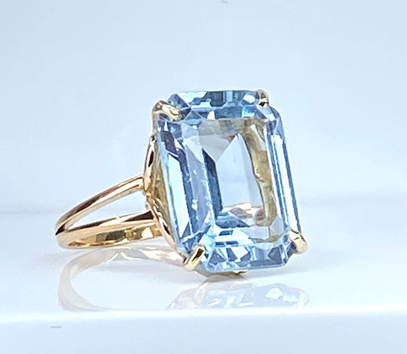 Bague en or jaune 18 carats et aigue marine