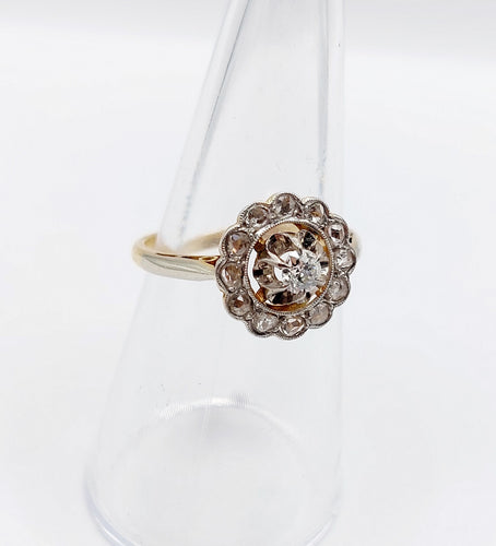 Bague 53.5 Bague marguerite circa 1910 en or 18k, platine et diamants 58 Facettes A06629