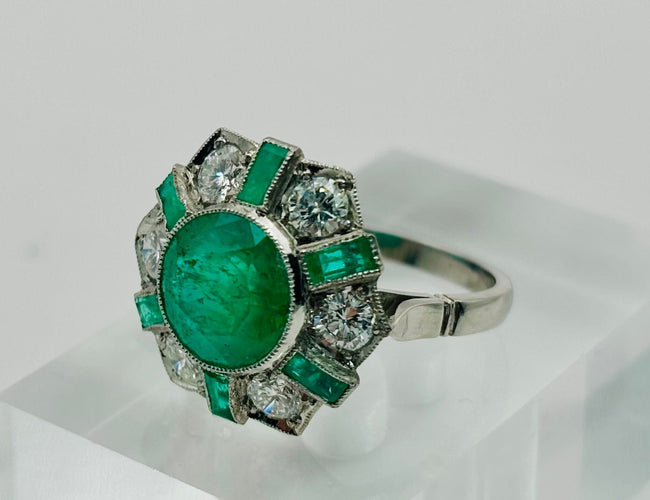 Bague Bague vintage en platine ornée d'émeraudes et de diamants 58 Facettes 50265