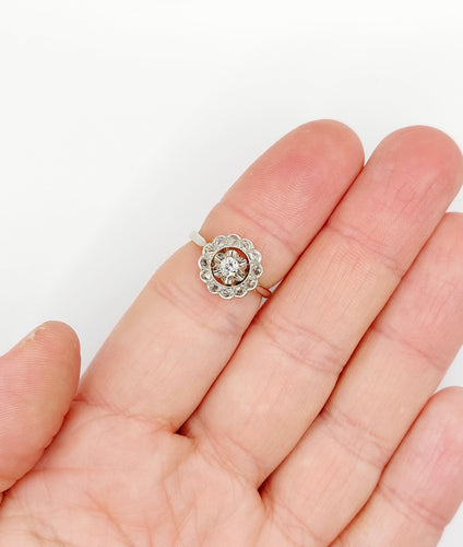 Bague 53.5 Bague marguerite circa 1910 en or 18k, platine et diamants 58 Facettes A06629