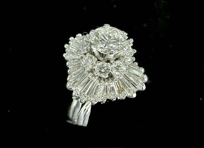 Bague 54 Bague jupe or blanc, diamant de 0,80 carat VS et 4,28 carats d'entourage diamant 58 Facettes