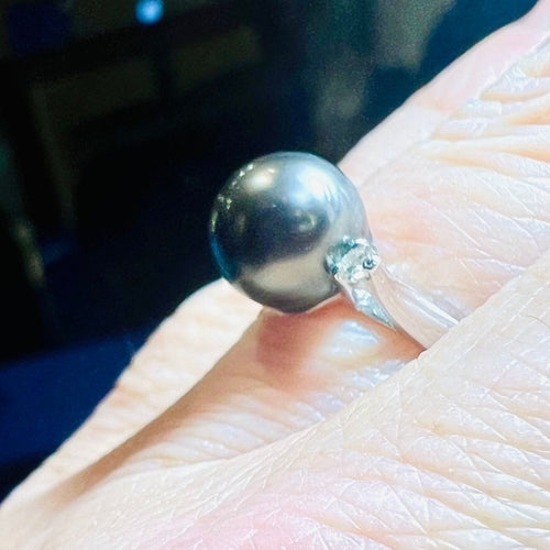 Bague 56 Bague en or sertie d'une perle de culture grise entourée de 2 diamants 58 Facettes 2920 A