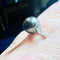 Bague 56 Bague en or sertie d'une perle de culture grise entourée de 2 diamants 58 Facettes 2920 A