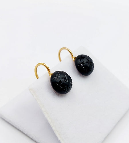 Boucles d'oreilles Dormeuses antique or 18k cabochon de jais gravé d'étoiles (circa 1900) 58 Facettes A06201