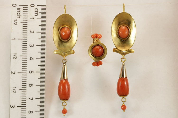 Bague Boucles d'oreilles et bague en or jaune corail antique 58 Facettes 7694
