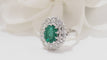 Bague 51 Bague marguerite en or blanc, émeraude et diamants 58 Facettes F4947