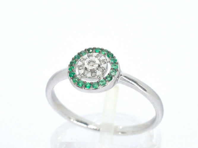 Bague 54 Bague en or blanc avec diamants et émeraudes 58 Facettes 2344